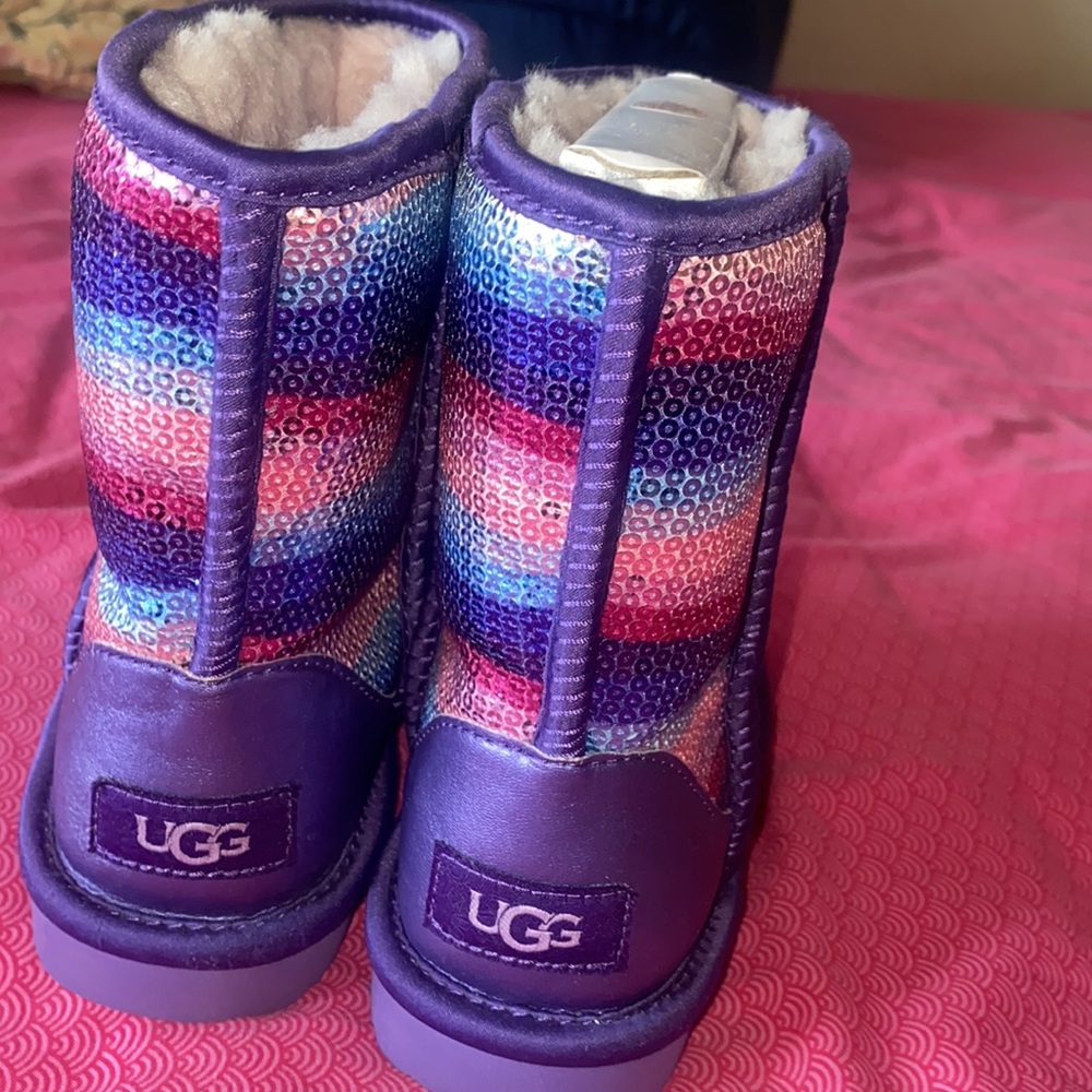 Beautiful GLITTER UGGS for a perfect little girl! Size 1, only worn once 🤩